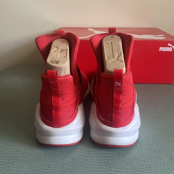 Women’s fierce core pumas. Size 8.5. Minimal wear, great for working out! - Picture 4 of 4